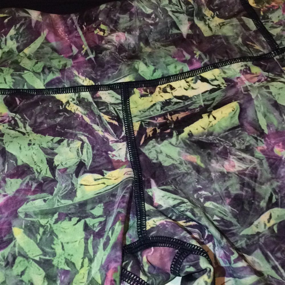 Lululemon tropical crop leggings - Picture 5 of 8